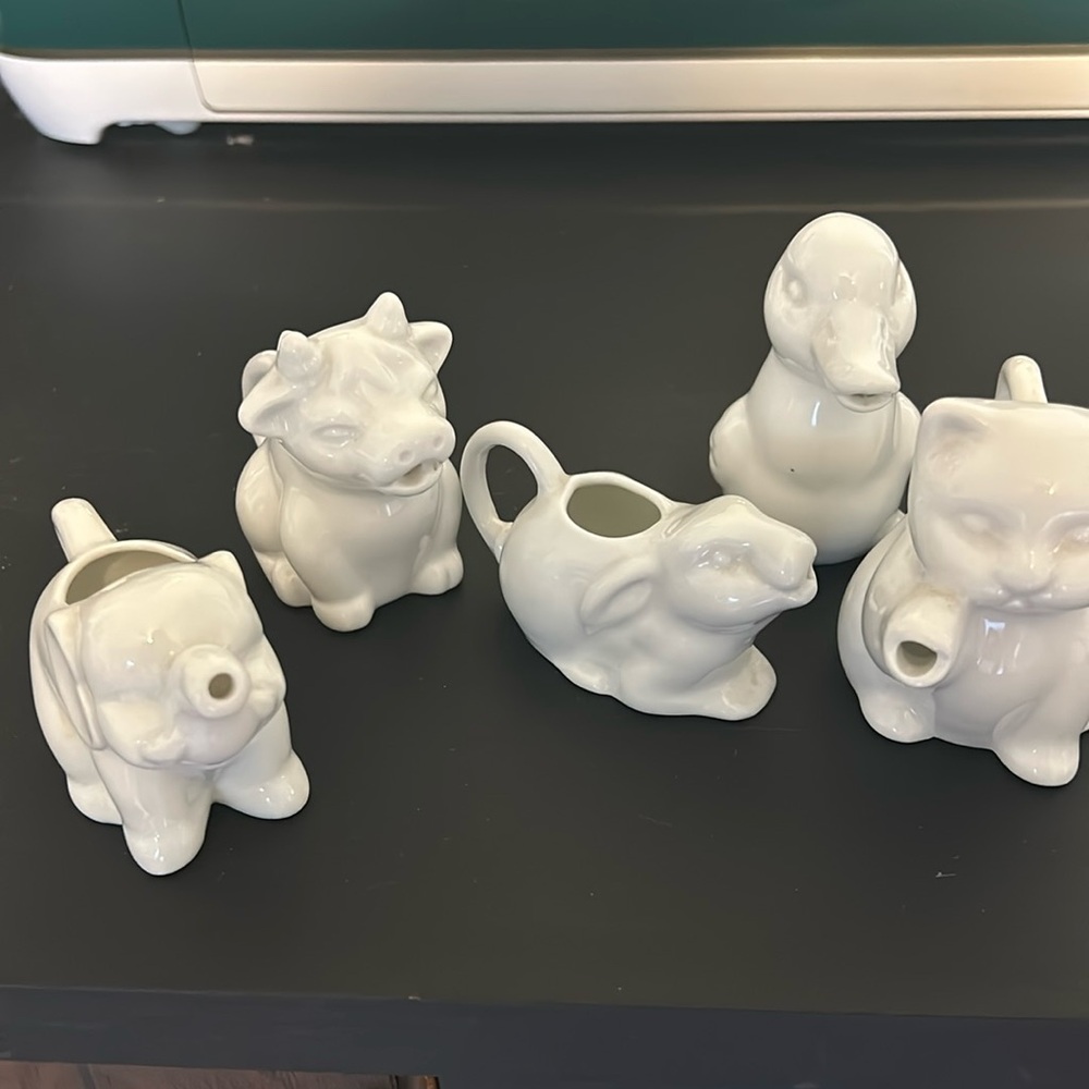 Two’s Company set of 5 creamers